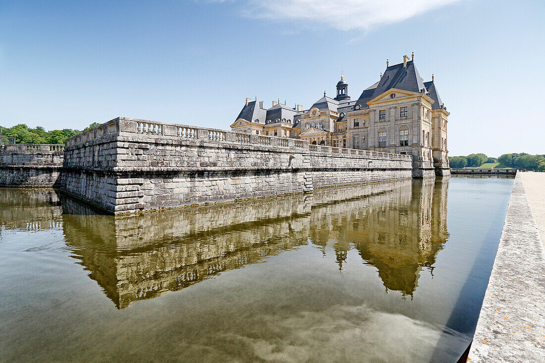 France. Seine et Marne. Vaux le Vicomte. The Castle of Vaux le Vicomte,and the moat.