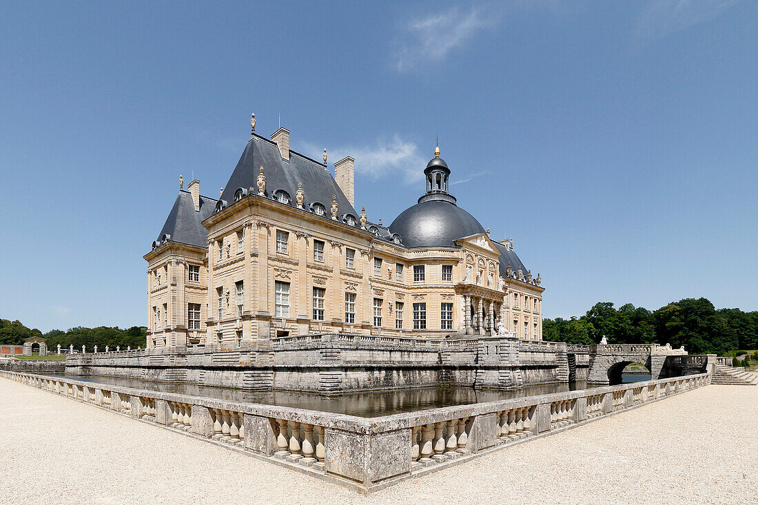 France. Seine et Marne. Vaux le Vicomte. The Castle of Vaux le Vicomte,and the moat.