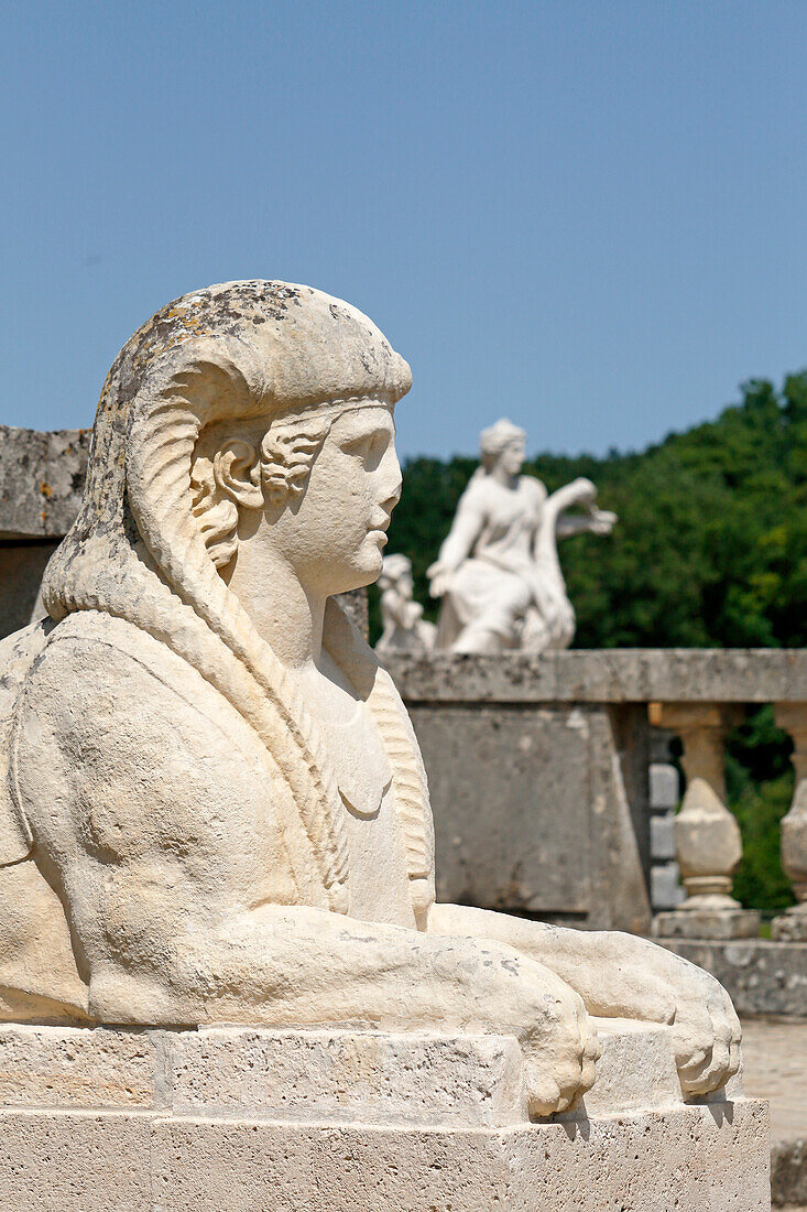 Frankreich. Seine und Marne. Schloss von Vaux le Vicomte. Statuen, die eine Sphinx (vorne) und die Gerechtigkeit (hinten) darstellen.