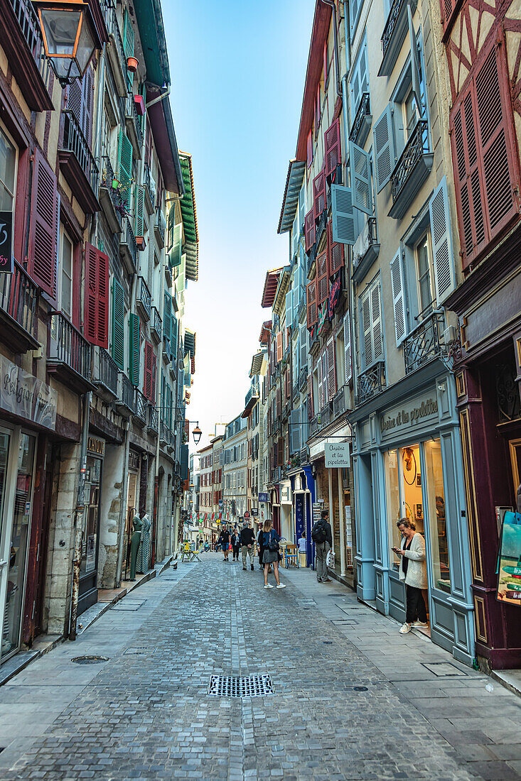 Bayonne,Frankreich - 06. September 2019 - Einkaufsstraße der Stadt Bayonne.