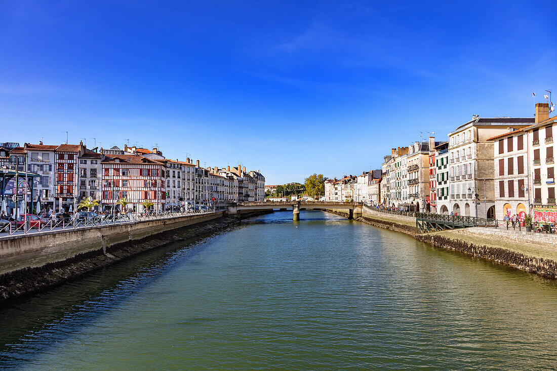 Bayonne,Frankreich - 06. September 2019 - Blick auf Restaurants und die Nive der Stadt Bayonne.