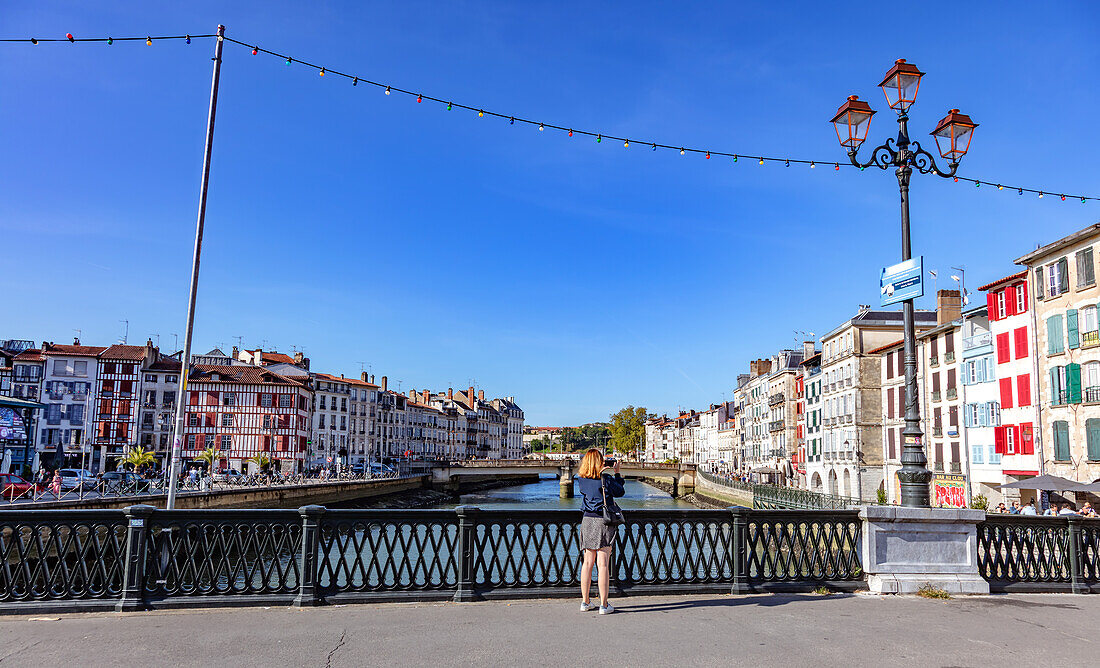 Bayonne,Frankreich - 06. September 2019 - Blick auf Restaurants und die Nive der Stadt Bayonne.