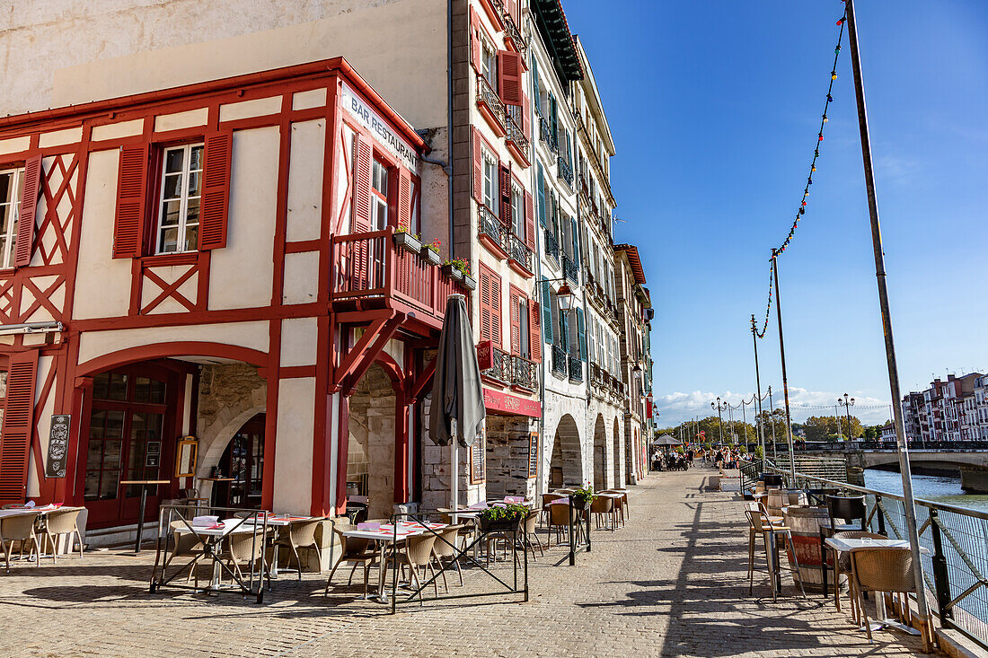 Bayonne,Frankreich - 06. September 2019 - Blick auf die Restaurants auf der Seite der Nive der Stadt Bayonne.