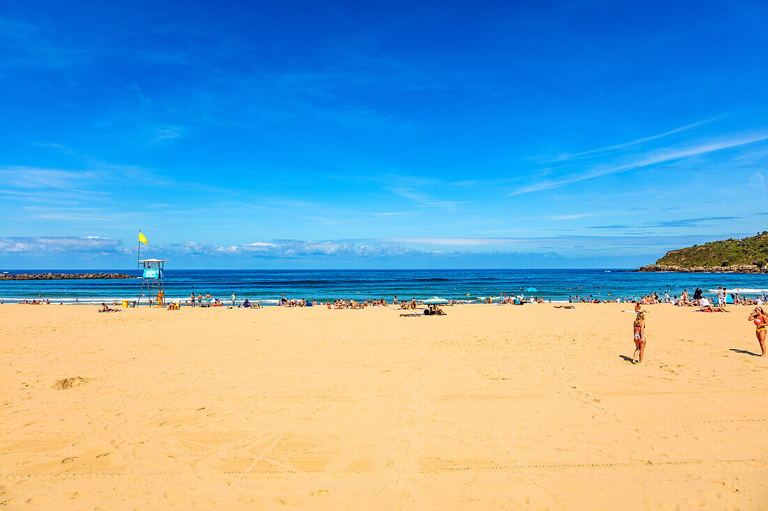 San Sebastian,Spanien - 07. September 2019 - Blick auf den Strand, Surfer und Touristen