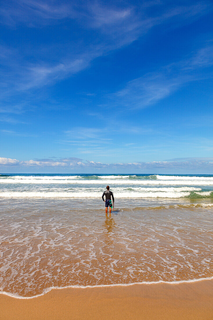 San Sebastian,Spanien - 07. September 2019 - Blick auf einen Surfer, der die Wellen beobachtet