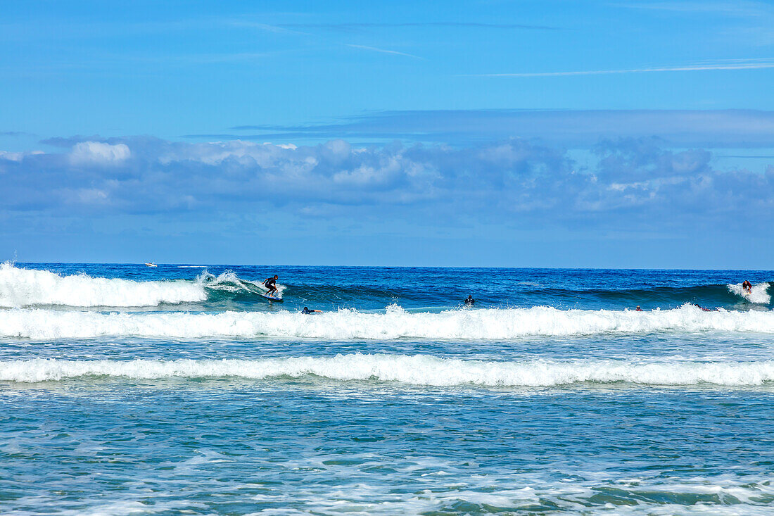 San Sebastian,Spanien - 07. September 2019 - Blick auf Surfer