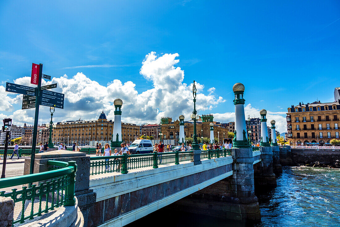 San Sebastián,Spanien - 07. September 2019 - Blick auf Gebäude von der Brücke María Cristina