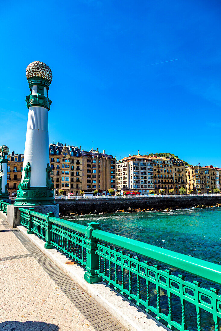 San Sebastián,Spanien - 07. September 2019 - Blick auf Gebäude von der Brücke María Cristina