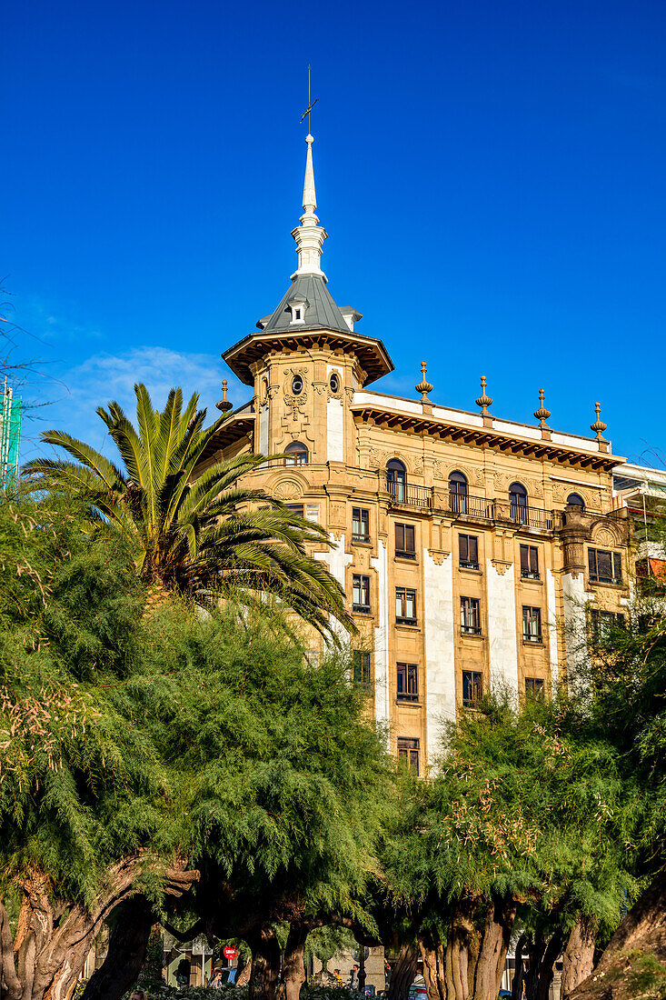 San Sebastian,Spanien - 07. September 2019 - Blick auf Gebäude und eine Palme vom Alderdi-Eder-Park aus