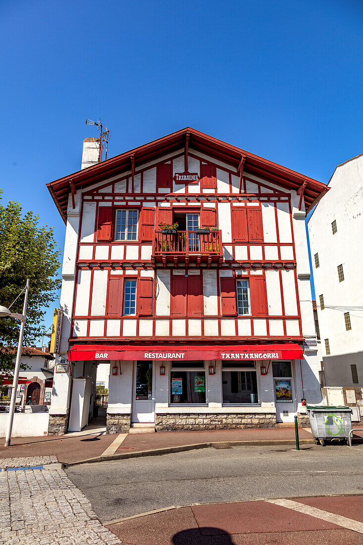 Saint-Jean-de-Luz,Frankreich - 08. September 2019 - Traditionelles Haus