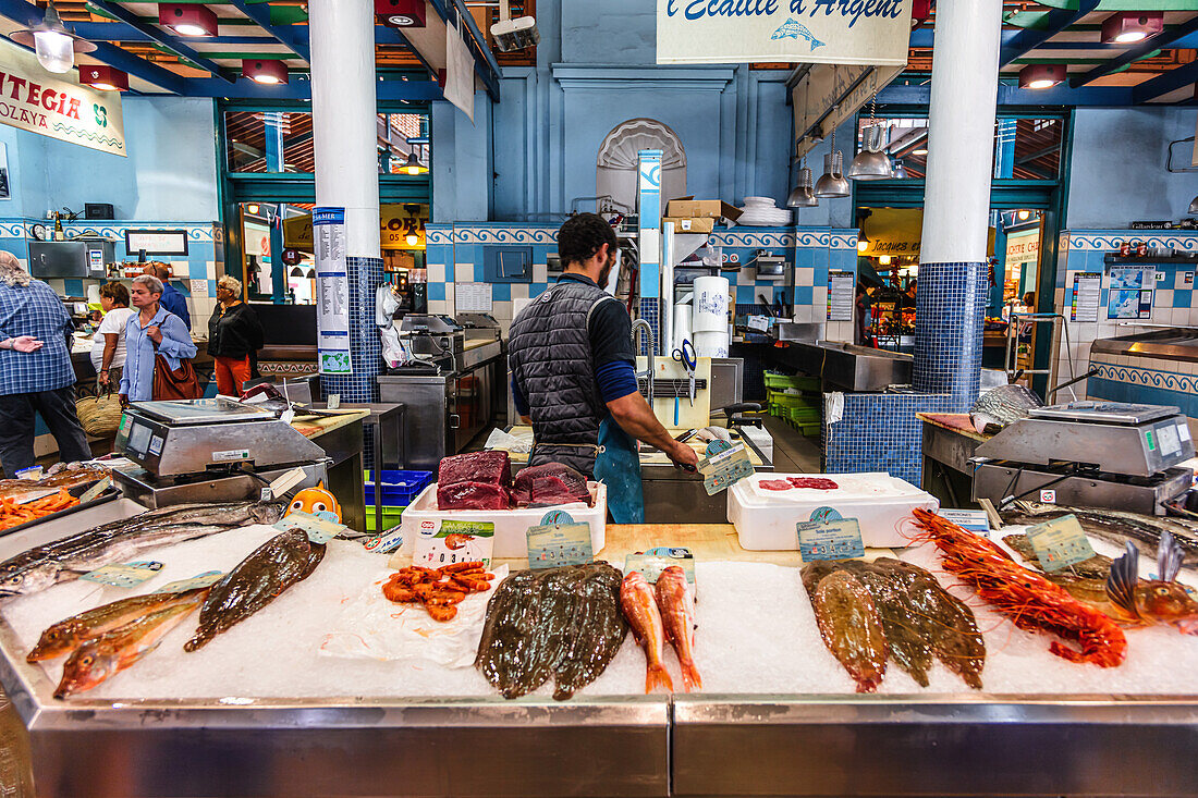 Saint-Jean-de-Luz,Frankreich - 08. September 2019 - Blick auf einen Stand eines Fischverkäufers in der Markthalle