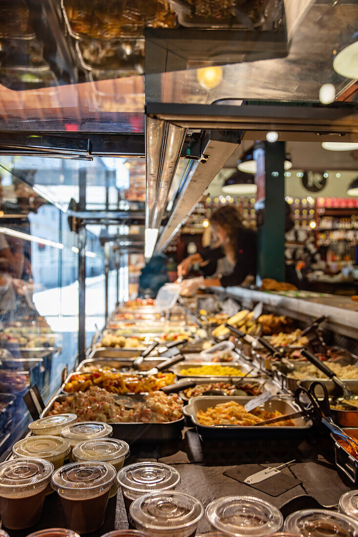 Saint-Jean-de-Luz,Frankreich - 08. September 2019 - Blick auf einen Stand eines Caterers, der in der Markthalle Essen serviert