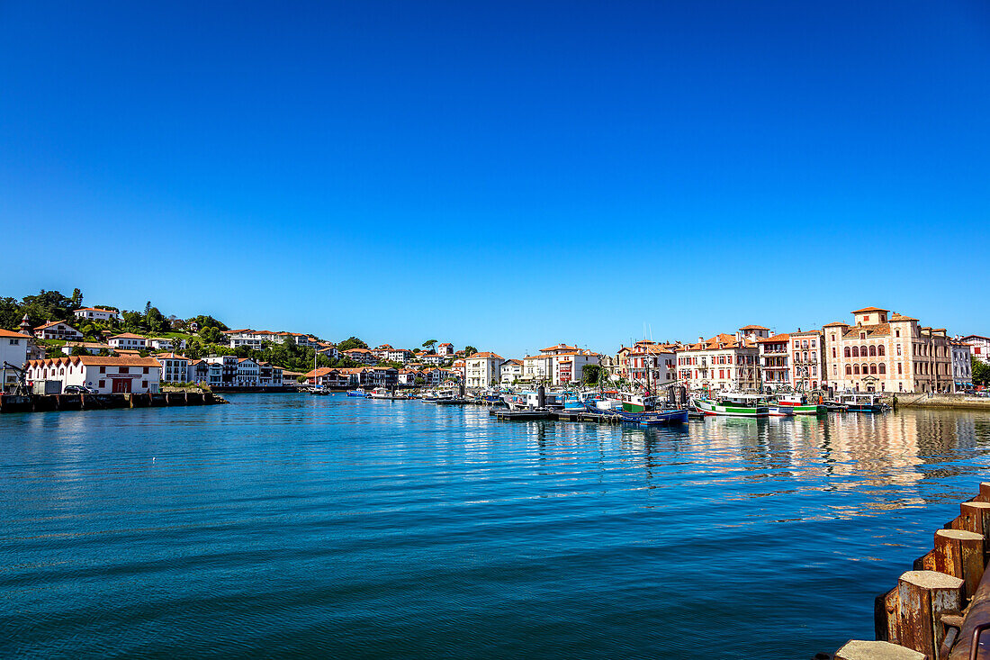 Saint-Jean-de-Luz,Frankreich - 08. September 2019 - Blick auf den Hafen und die Wohnhäuser des Dorfes