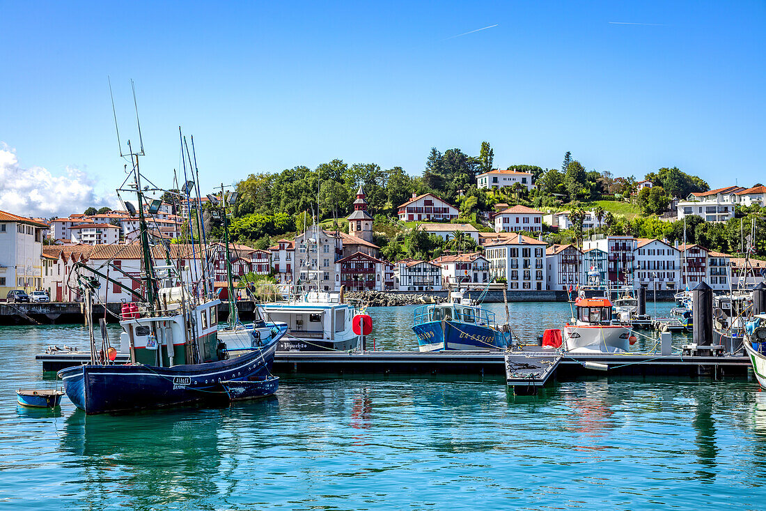 Saint-Jean-de-Luz,Frankreich - 08. September 2019 - Blick auf den Hafen und die Wohnhäuser des Dorfes