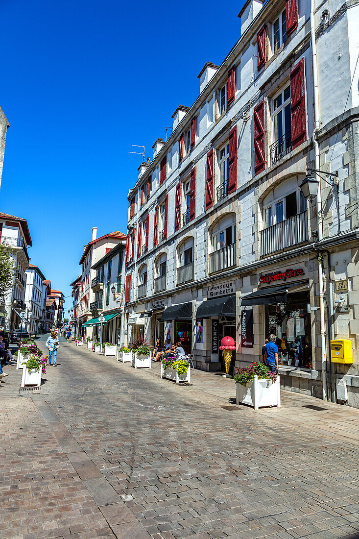 Saint-Jean-de-Luz,France - September 08,2019 - Blick auf eine Einkaufsstraße im Dorf