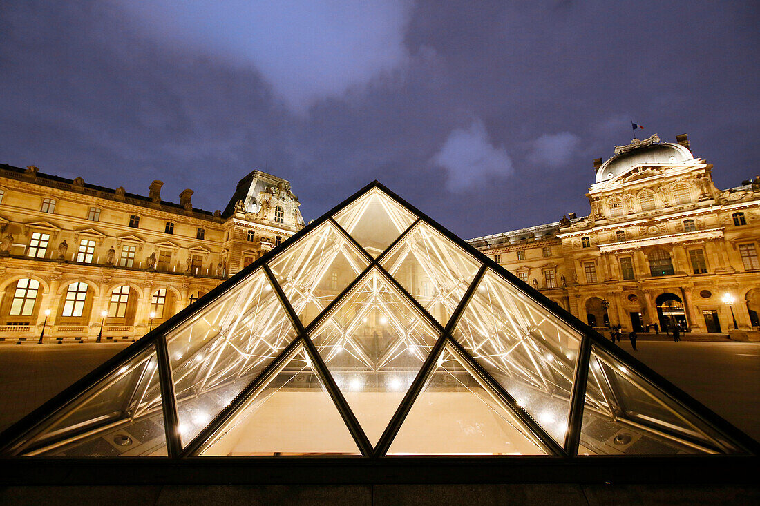 Paris. 1. Bezirk. Louvre-Museum bei Nacht. Die Pyramide (Architekt: Ieoh Ming Pei). Gesamtansicht. Obligatorischer Vermerk des Architekten Architekt: Ieoh Ming Pei