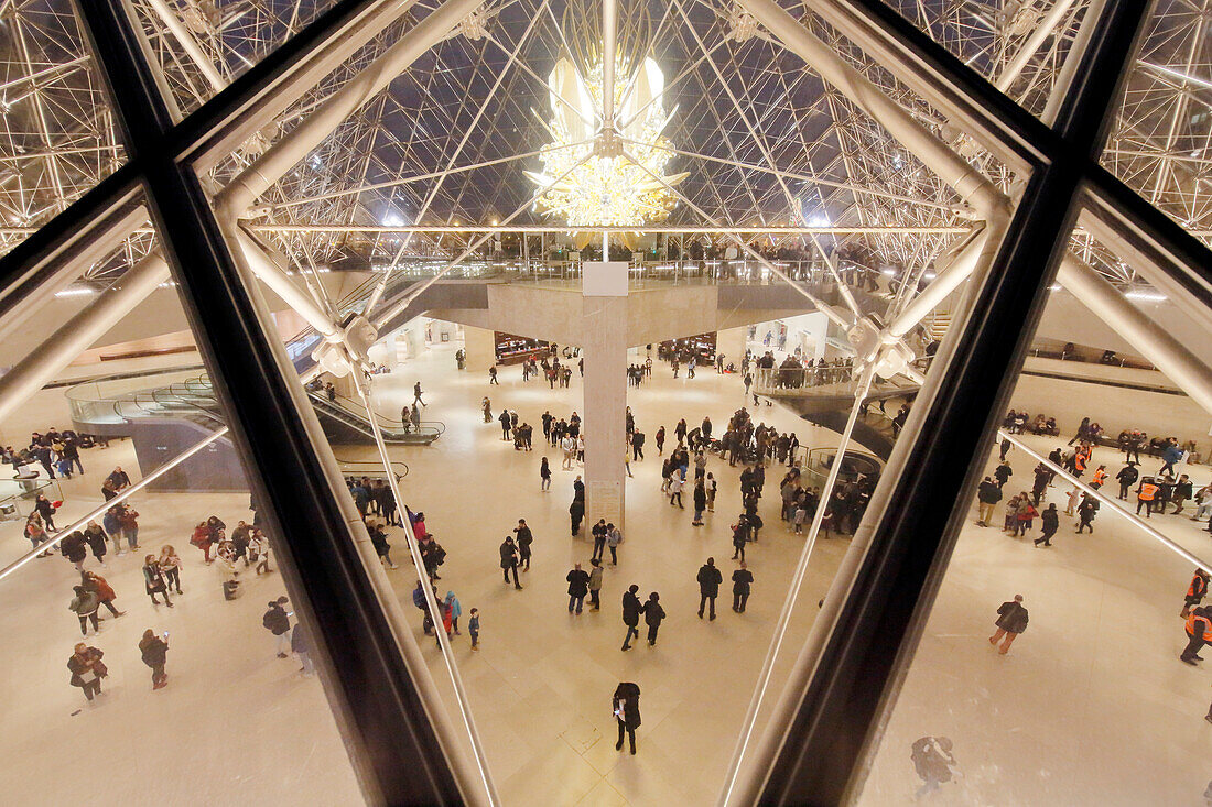 Paris. 1. Bezirk. Louvre-Museum bei Nacht. Die Pyramide (Architekt: Ieoh Ming Pei). Touristen im Museum. Thron-Skulptur von Kohei Nawa.obligatorischer Kredit des Architekten Architekt: Ieoh Ming Pei