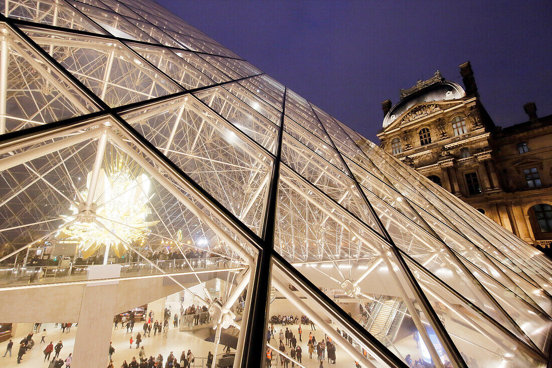 Paris. 1. Bezirk. Louvre-Museum bei Nacht. Die Pyramide (Architekt: Ieoh Ming Pei). Touristen im Museum. Thron-Skulptur von Kohei Nawa.obligatorischer Kredit des Architekten Architekt: Ieoh Ming Pei