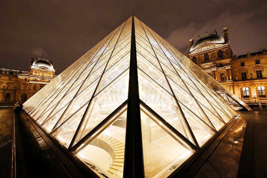 Paris. 1. Bezirk. Louvre-Museum bei Nacht. Die Pyramide (Architekt: Ieoh Ming Pei) Obligatorischer Vermerk des Architekten Architekt: Ieoh Ming Pei