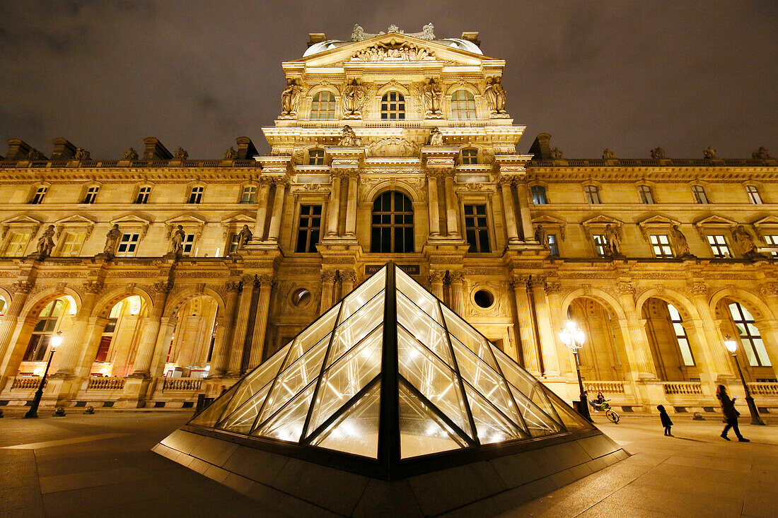 Paris. 1. Bezirk. Louvre-Museum bei Nacht. Im Vordergrund eine der sekundären Pyramiden (Architekt: Ieoh Ming Pei). Im Hintergrund, der Richelieu-Pavillon. Obligatorischer Vermerk des Architekten architect: Ieoh Ming Pei