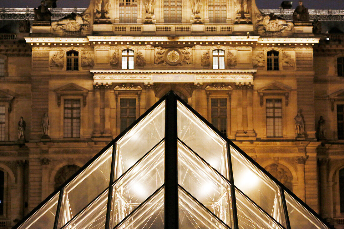 Paris. 1. Bezirk. Louvre-Museum bei Nacht. Eine der sekundären Pyramiden (Architekt: Ieoh Ming Pei). Im Hintergrund der Sully-Pavillon. Obligatorische Nennung des Architekten: Ieoh Ming Pei