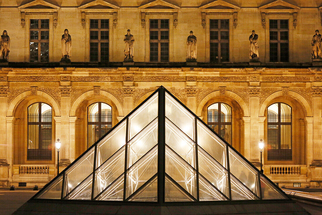 Paris. 1. Bezirk. Louvre-Museum bei Nacht. Fassade des Denon-Pavillons. Im Vordergrund eine der sekundären Pyramiden (Architekt: Ieoh Ming Pei). Obligatorischer Vermerk des Architekten Architekt: Ieoh Ming Pei