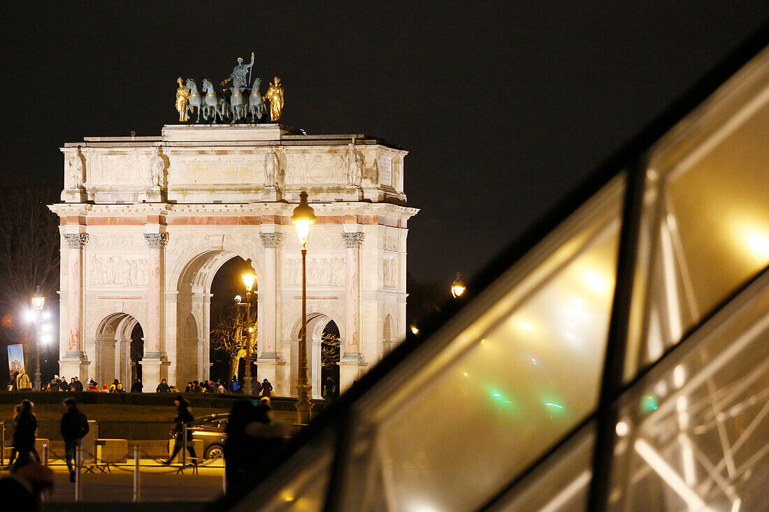 Paris. 1. Bezirk. Louvre-Museum bei Nacht. Im Vordergrund ist die Pyramide zu sehen (Architekt: Ieoh Ming Pei). Im Hintergrund der Triumphbogen des Louvre-Karussells. Obligatorische Angabe des Architekten: Ieoh Ming Pei