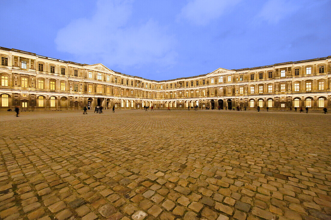 Paris. 1. Bezirk. Louvre-Museum bei Nacht. Quadratischer Innenhof. Gesamtansicht.