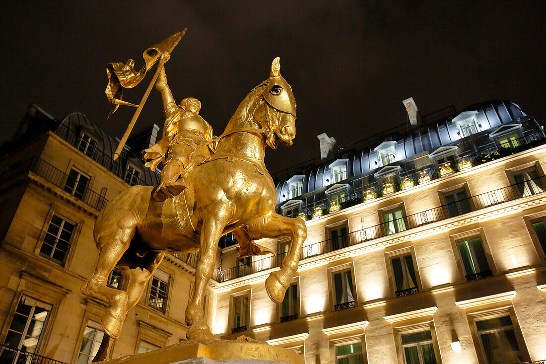 Paris. 1. Bezirk. Platz der Pyramiden bei Nacht. Reiterstatue, die Jeanne d'Arc darstellt. Im Hintergrund, Hotel Regina.