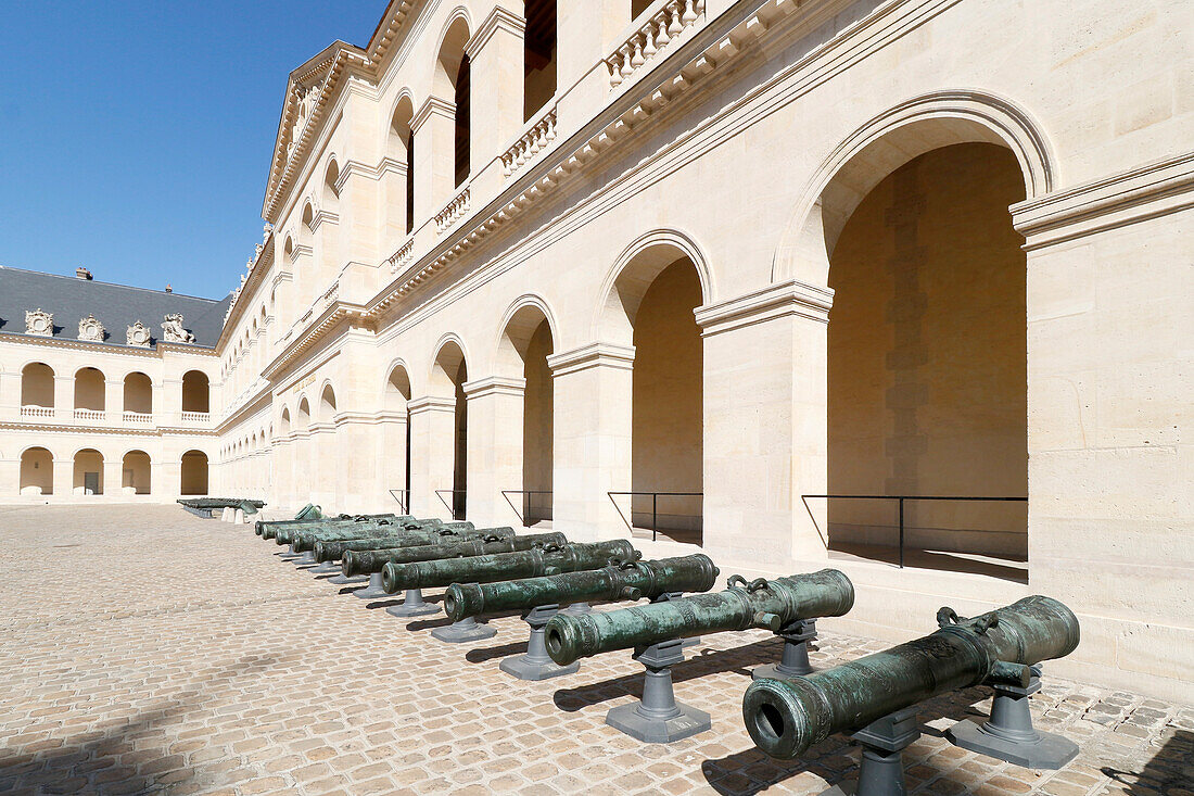 La France. Paris. 7. Bezirk. Les Invalides. Der Innenhof. Die Kanonen.