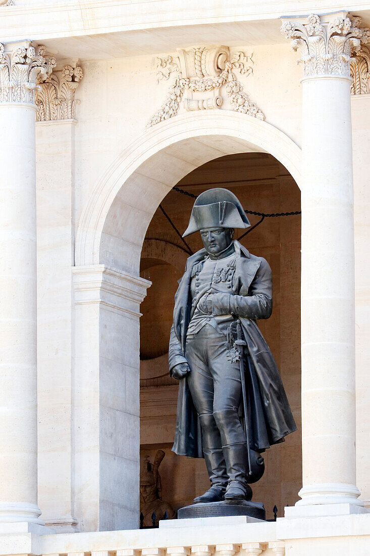 La France. Paris. 7th district. Les Invalides. The courtyard. The statue of Napoleon Bonaparte by Charles Emile Seurre.