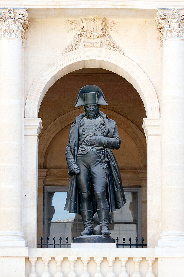 La France. Paris. 7th district. Les Invalides. The courtyard. The statue of Napoleon Bonaparte by Charles Emile Seurre.