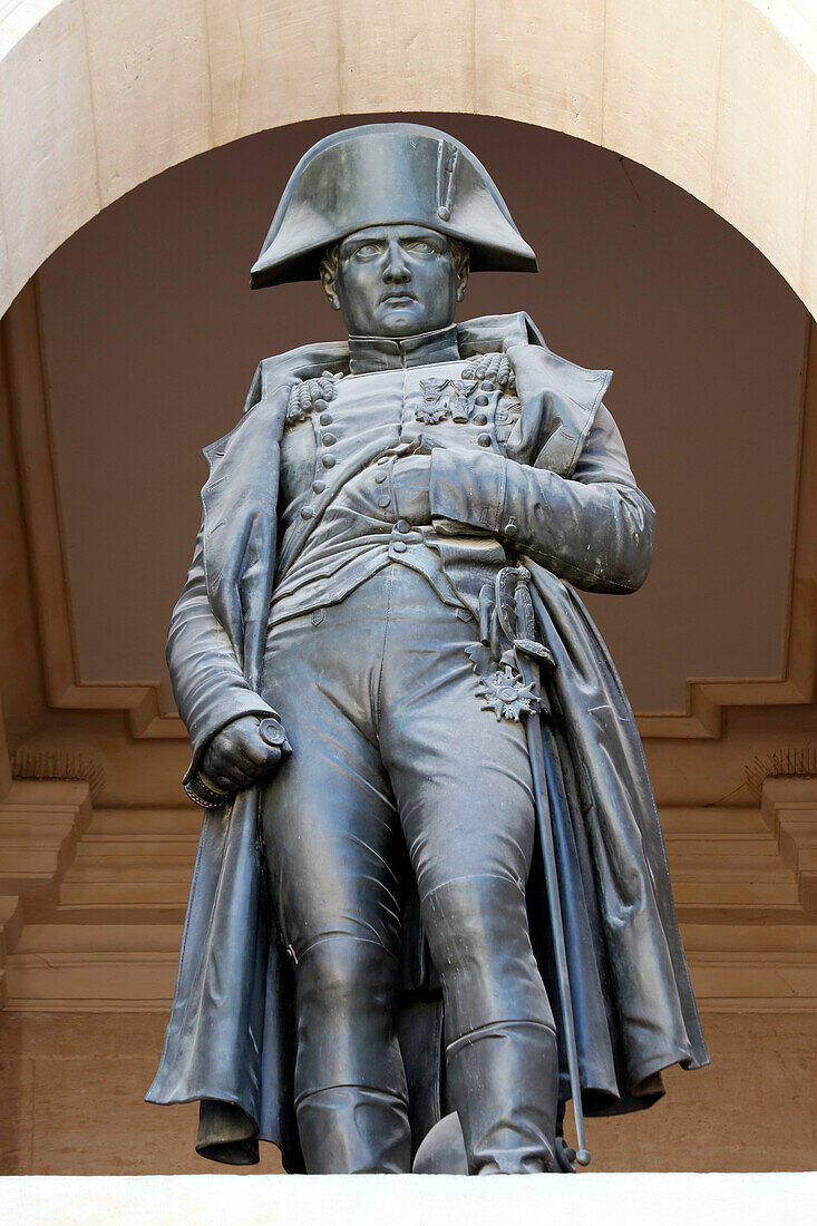 La France. Paris. 7th district. Les Invalides. The courtyard. The statue of Napoleon Bonaparte by Charles Emile Seurre.