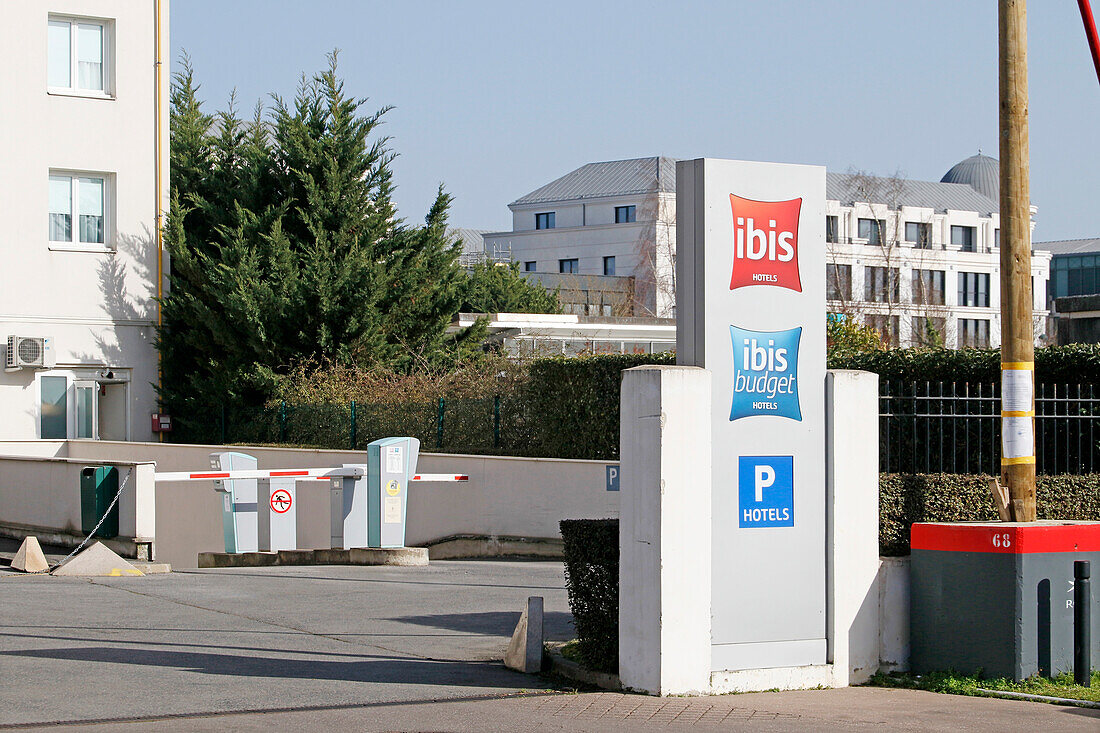 France. Seine et Marne. Serris - Marne la Vallee. Close-up of the IBIS logo - IBIS BUDGET.