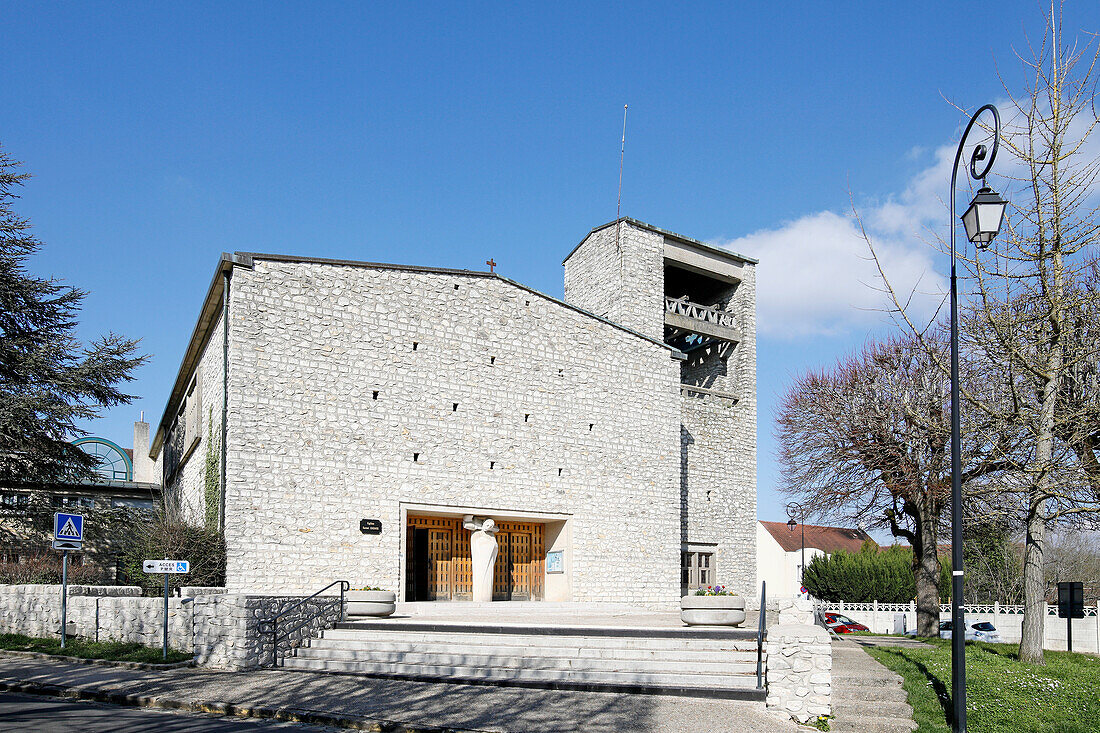 Frankreich. Seine und Marne. Tournan en Brie, mittelalterliches Stadtzentrum. Blick auf die überraschende Kirche Saint Denis. Skulptur an der Fassade.