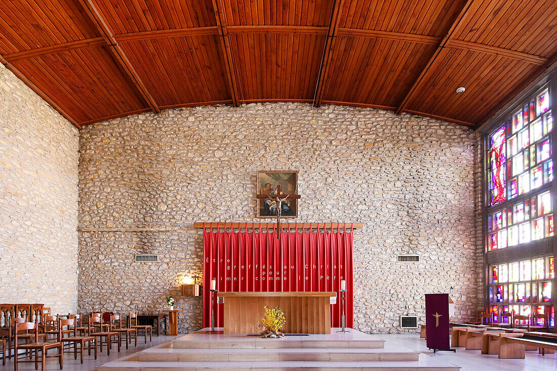 Frankreich. Seine und Marne. Tournan en Brie, mittelalterliches Stadtzentrum. Blick auf die überraschende Kirche Saint Denis. Der Altar.