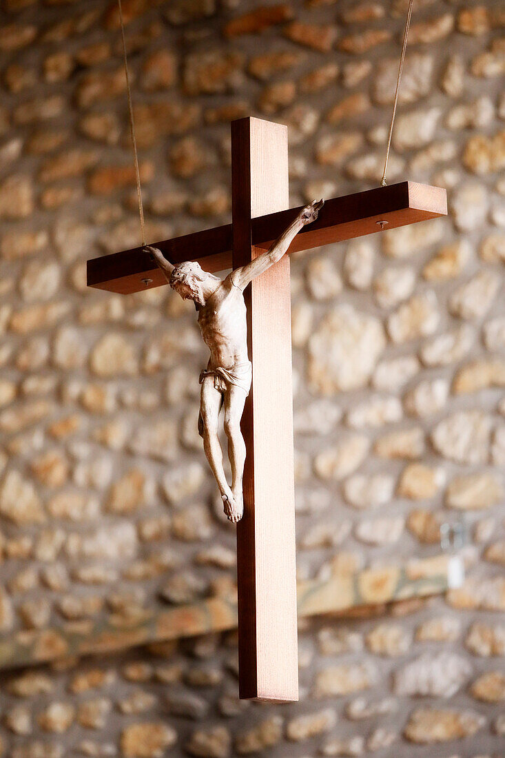 Frankreich. Seine und Marne. Tournan en Brie, mittelalterliches Stadtzentrum. Blick auf die überraschende Kirche Saint Denis. Hängendes Kreuz von Christus.