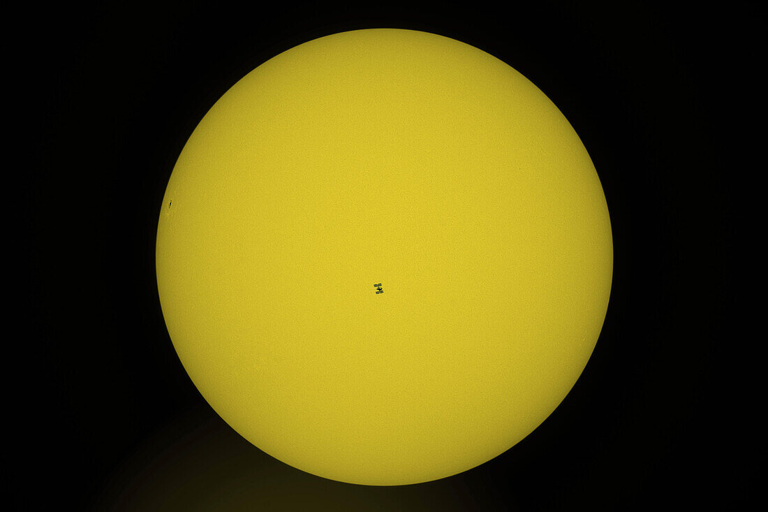 Frankreich. Seine und Marne, Provins. Ein außergewöhnliches Bild, das den Vorbeiflug der Internationalen Raumstation vor der Sonnenscheibe am 13. Juni 2021 um 12:05 Uhr zeigt. Die ISS kreiste dann mit 28.000 km / h mit dem französischen Astronauten Thomas Pesquet o