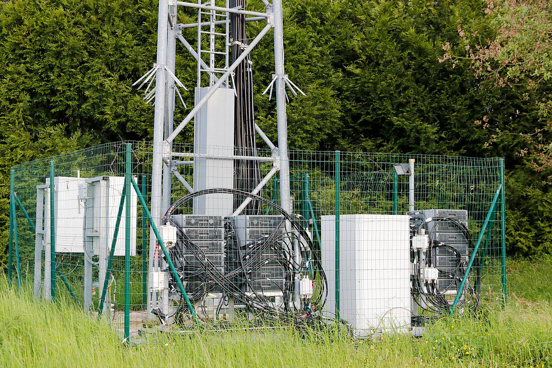 Frankreich. Seine und Marne. Boissy le Chatel. Mobilfunk-Relaisantennenmasten. Nahaufnahme von technischen Gefahrenbereichen.