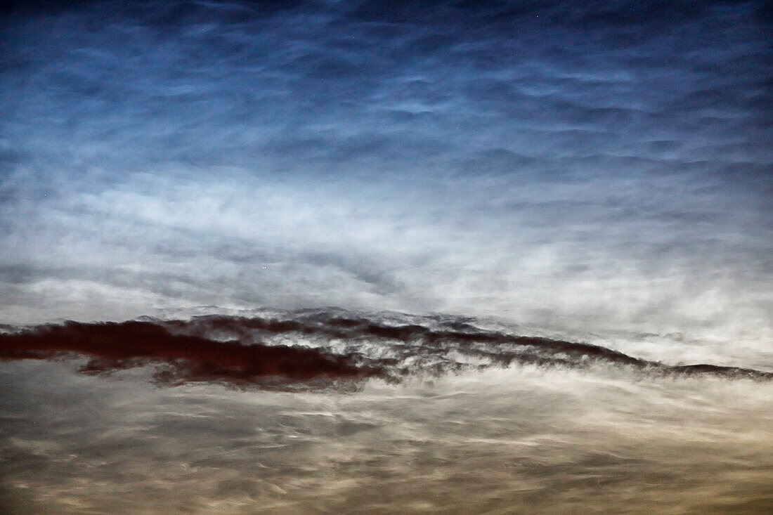 Frankreich. Seine und Marne. Region Coulommiers. Nachtleuchtende Wolken, die zu Beginn der Nacht am 18. Juni 2021 am Himmel zu sehen sind. Diese Wolken bestehen aus Eis und befinden sich an der Grenze zum Weltraum (etwa 80 km Höhe).