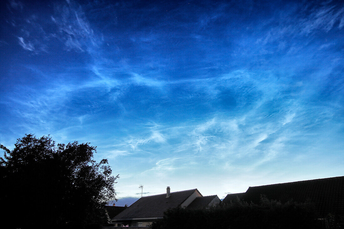 Frankreich. Seine und Marne. Region Coulommiers. Nachtleuchtende Wolken, die zu Beginn der Nacht am 18. Juni 2021 am Himmel zu sehen sind. Diese Wolken bestehen aus Eis und befinden sich an der Grenze zum Weltraum (etwa 80 km Höhe).