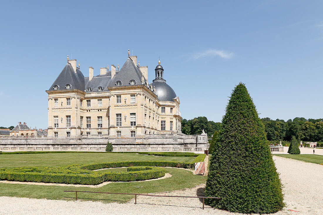 France. Seine et Marne. Castle of Vaux le Vicomte. Western facade. The gardens.