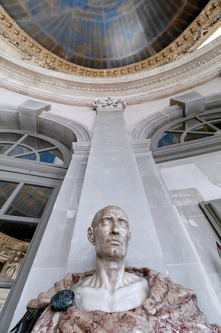 Frankreich. Seine und Marne. Schloss von Vaux le Vicomte. Das große Wohnzimmer. Statue, die Caesar darstellt.