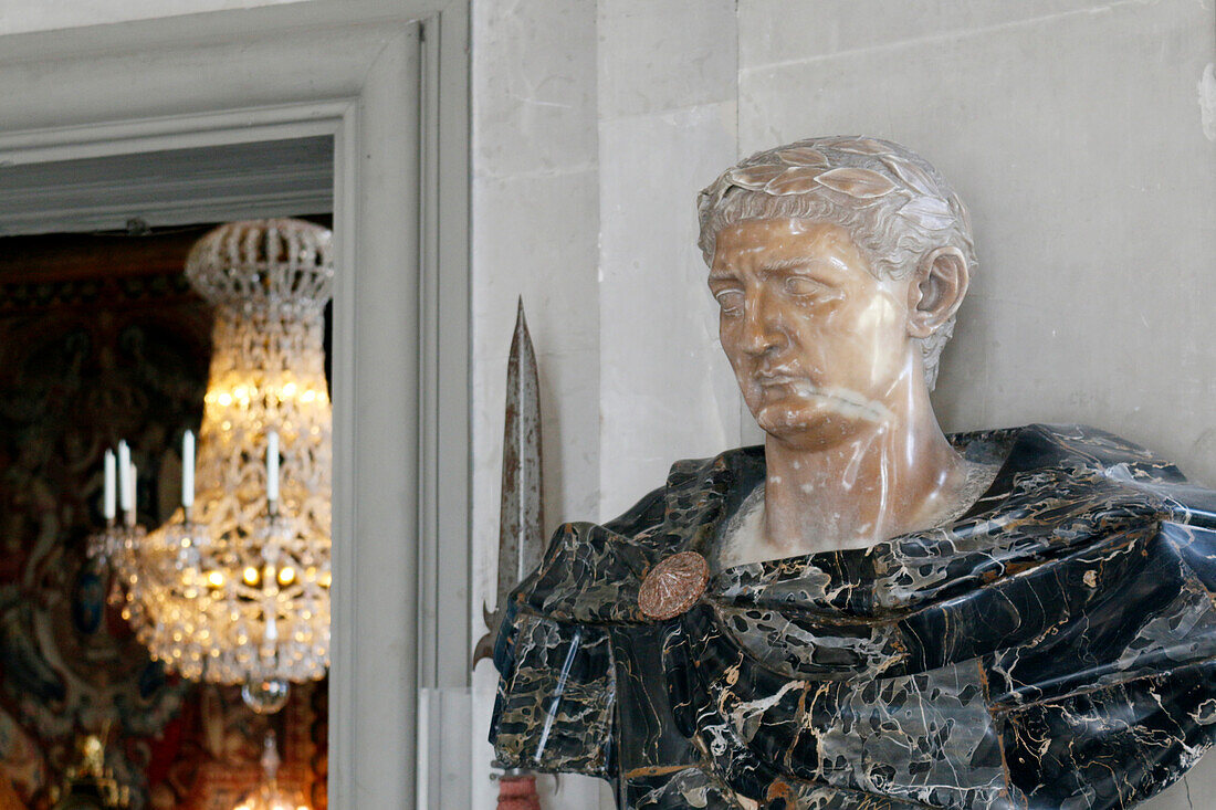 Frankreich. Seine und Marne. Schloss von Vaux le Vicomte. Das große Wohnzimmer. Statue, die den Kaiser Auguste darstellt.