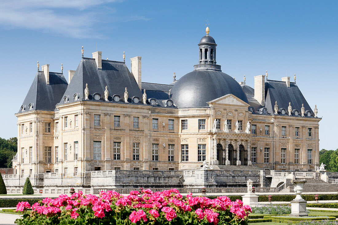 Frankreich. Seine und Marne. Vaux le Vicomte. Schloss von Vaux le Vicomte. Blick von den Gärten auf die Südfassade.