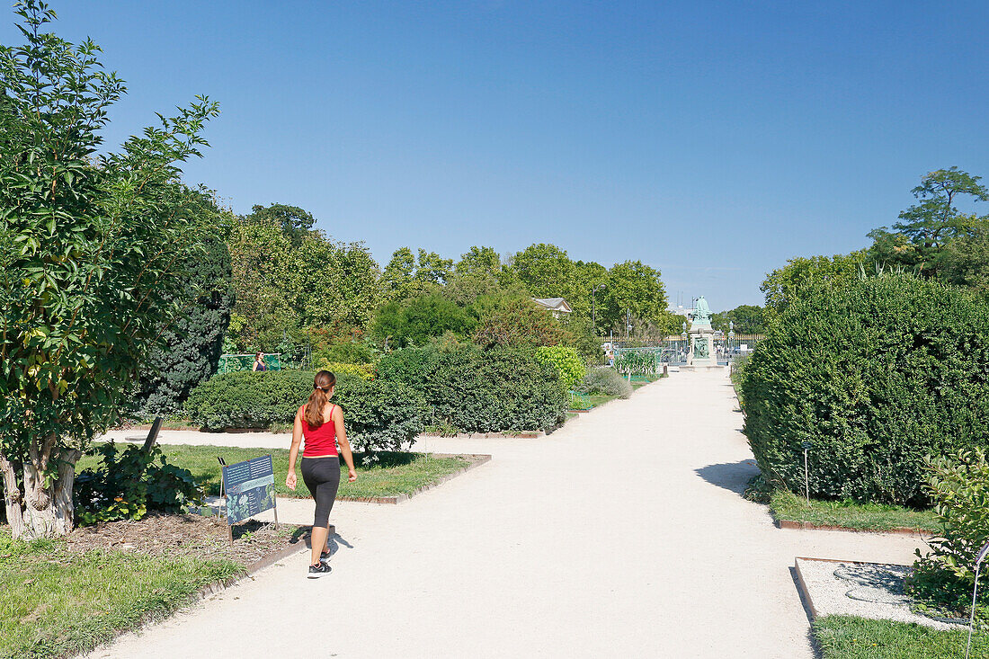 La France. Paris. 5th district. The Garden of plants. A young woman crossing the garden.