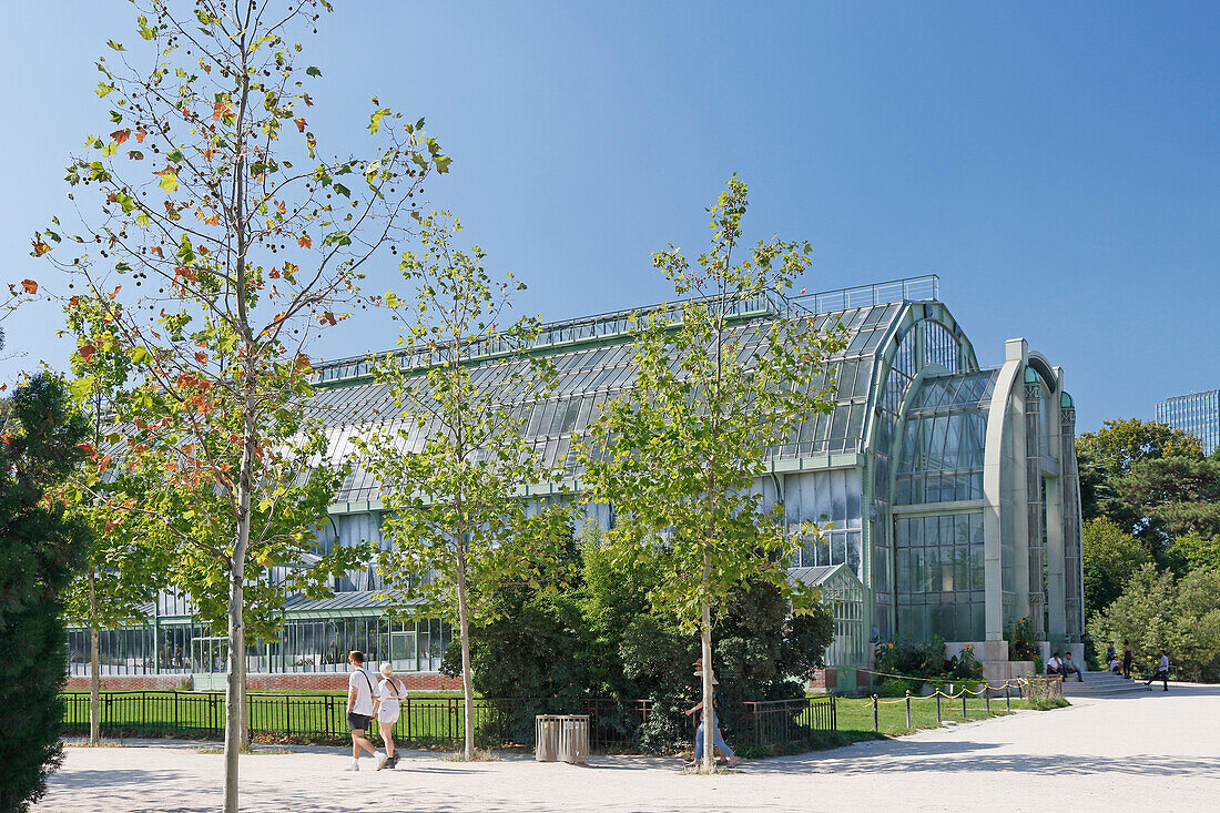 La France. Paris. 5. Bezirk. Der Garten der Pflanzen. Die Gewächshäuser und das Museum. Touristen beim Spaziergang.