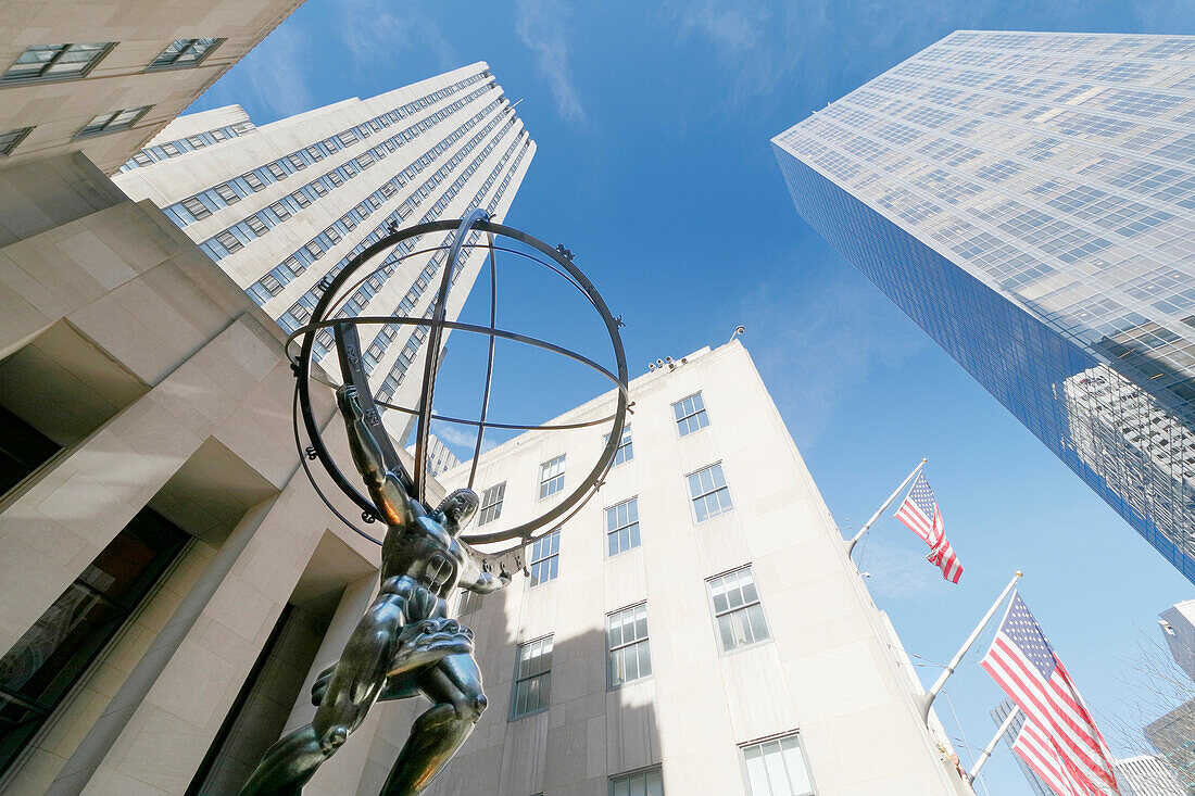 USA. New York City. Manhattan. Rockefeller Center während des Winters. Statue Atlas, von Lee Oscar Lawrie (1877 - 1963).