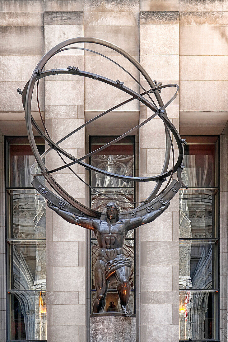 USA. New York City. Manhattan. Rockefeller Center während des Winters. Statue Atlas, von Lee Oscar Lawrie (1877 - 1963).