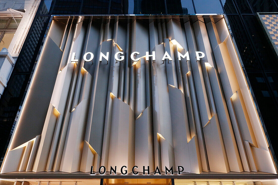 USA. New York City. Manhattan. Die Fifth Avenue. Das Longchamp-Geschäft.